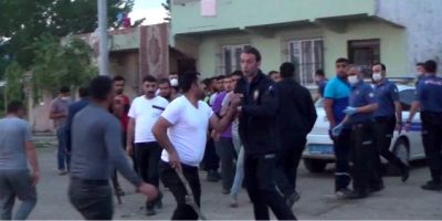 Polisi şehit eden zanlının evi taşlandı