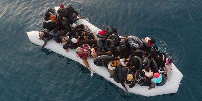 Hollanda: Yunanistan, göçmenlerin paraşlarına el koyup onları denize itiyor