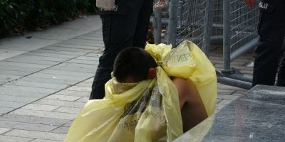 Taksim Meydanı'nda şaşırtan görüntü: Çıplak kadına polis müdahale etti