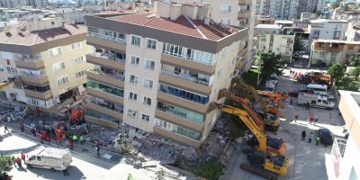 Yan yatan binaları vinçlerle canları pahasına ayakta tutmaya çalıştılar!