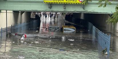 İstanbullular kabusu yaşadı! Cadde ve sokakları su bastı ağaçlar yerinden söküldü!