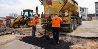 Tuzla Belediyesi, ilçedeki okullara ve çevresine bir haftada 130 ton asfalt serimi gerçekleştirdi