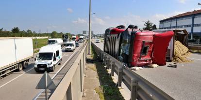 Samsun'da feci kaza: Tır şoförünü arı sokunca, dreksiyon kontrolünü kaybetti!