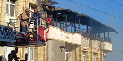 Hatay'ın Samandağ ilçesinde hareketli dakikalar: 3 katlı evde çıkan yangında can pazarı yaşandı!