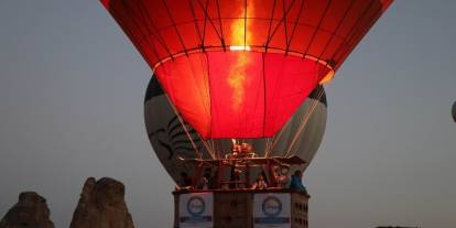 Kapadokya'da balon şöleni: Hava muhalefeti nedeniyle ertelenen balon turları gündoğumunda başladı