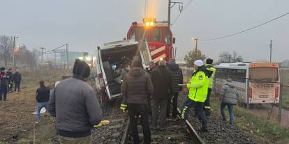 Hemzemin geçitte yürekler ağıza geldi: Yük treni işçileri taşıyan servise çarptı!