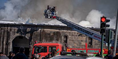 Erzurum'da 160 yıllık Taş Ambarlar alevlere teslim oldu!