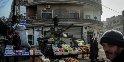 Suriyeli esnaftan anlamlı mesaj: Esad'ın tanklarını manav tezgahına çevirdi!