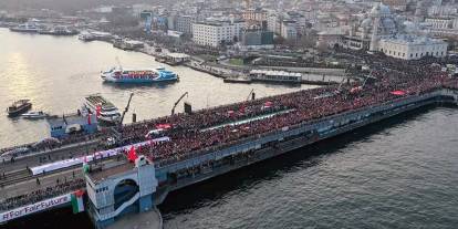 Filistin için tek yürek: Yüzbinler Gazze için akın akın Galata Köprüsü'nde koşuyor!