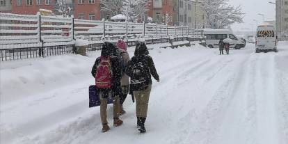 Okullar yarın tatil mi? Valiliklerden peş peşe açıklama! Birçok ilde okullara kar tatili