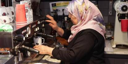 İstanbul'un 70 yaşındaki ''barista teyzesi'' gençlerin ilgi odağı oldu...