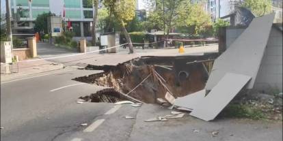 İstanbul'da sürpriz felaket: Sabahın ilk saatlerinde yol çöktü, cadde trafiğe kapatıldı!