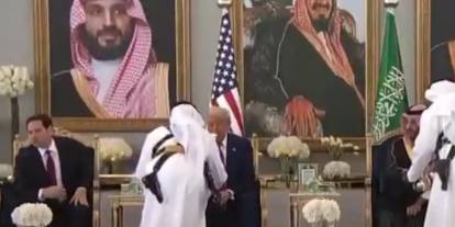 Orta Doğu adetleri Donald Trump'ı aştı: İkram karşısında acemiliğini gizleyemedi!