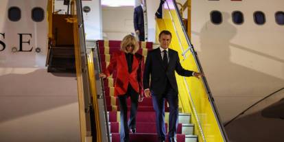 Dünya Fransa Cumhurbaşkanını konuşuyor: Macron eşinden böyle tokat yedi!