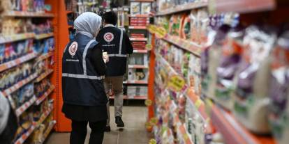 Bakanlık piyasadaki fahiş fiyatlarla mücadeleyi sürdürüyor: Cezadan kaçamadılar, 49,791 firmaya 1,5 milyar TL ceza kesildi!