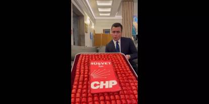 Osman Gökçek'ten CHP'li vekillere baklava ziyafeti: Elinde "Rüşvet için CHP" yazılı baklavayla meclise geldi!