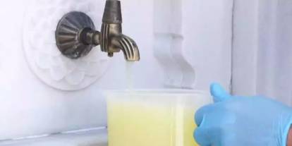 Camii çeşmesinden akan limonata Cuma namazından çıkan cemaati serinletti