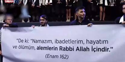 İTÜ'lü bir grup öğrenciden kuran ayetine büyük saygısızlık! Mezuniyet töreninde ayet yazılı pankartın görünmesini engellediler