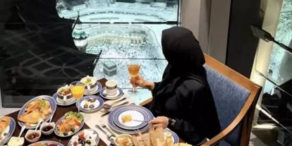 İnsanlığın öldüğü fotoğraf karesi! Gazze'de insanlar açlıktan ölürken, Kabe'den yapılan bu paylaşım infial yarattı