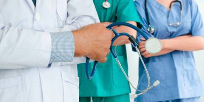 Bakanlıktan yeni düzenleme: Sağlık çalışanlarının kıyafetlerinin rengi değişiyor!