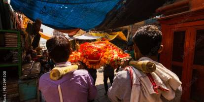 İzleyenleri şaşkına uğratan gerçek: Hindistan'da öldü diye tabuta konulmuştu, canlı çıktı!
