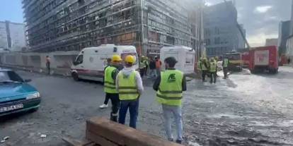 Bahçelievler'de hareketli dakikalar: İnşaatın yük asansörü düştü, yaralılar var!