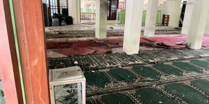 Son dakika... Endonezya'da cuma namazı sırasında büyük patlama: Çok sayıda yaralı var!