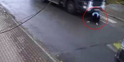 Kocaeli'de dehşet görüntü: Selam vermek istemişti, belediye aracının altında kaldı!