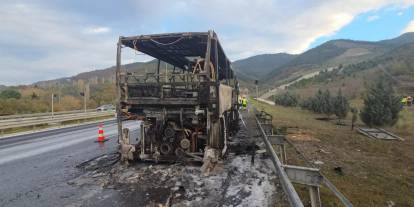 Öğrencileri taşıyan otobüs alev topuna döndü: Yangından geriye iskeleti kaldı!