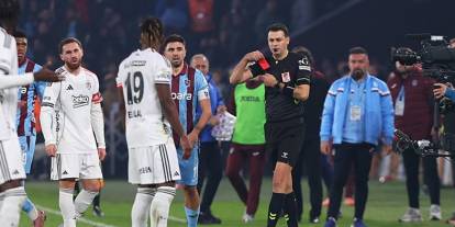 Trabzonspor-Beşiktaş maçında olay pozisyonlar: Eski hakemleri bir birine düşüren hakem kararı!