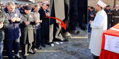 Şehit cenazesinde acılı babanın görüntüsü görenleri kahretti! Vali ve Kaymakam'da ordaydı