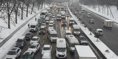 Valilik duyuru yaptı: İstanbul'da ağır taşıtların ve kuryelerin trafiğe çıkışı yasak!