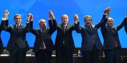 4 belediye başkanı daha AK Parti’ye katıldı: Erdoğan rozetlerini elleriyle taktı