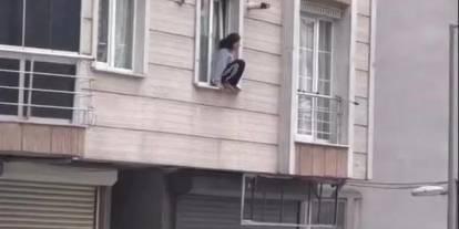 İstanbul'dan ilginç görüntüler: Kocası darp edip eve kilitledi, o da camdan atladı!
