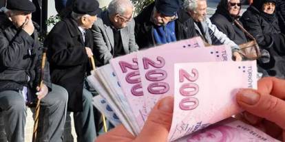 Emeklilerin zam farkları hesaplara yattı