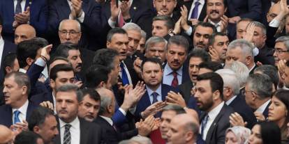 TBMM'de kürsüye saldırı: CHP'li vekillerden yemin törenine provokasyon!