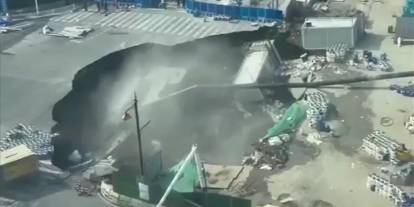 Şanghay’da dehşet anları: Çöken yol araçları ve insanları böyle yuttu!