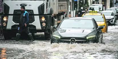 İzmir, Venedik'e rakip oldu: Yağmurla beraber biriken sel vatandaşları isyan ettirdi!