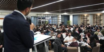 Başkan Eren Ali Bingöl gençlerle iftar sofrasında bir araya geldi