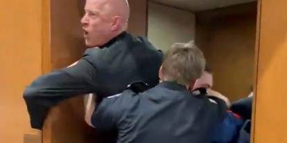 ABD’de “‘İsrail’ İçin Savaşa Hayır” diye protesto eden Eski Deniz Piyadesi Brian McGinnis yaka paça dışarı çıkarıldı