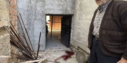 Babanın çatıdan attığı demir oğlunun başına saplandı!