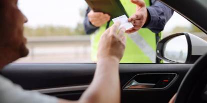 Sürücüler aman dikkat! Trafik cezaları yenilendi: Kemerini takmayanın, telefonla konuşanın ehliyeti elden gidecek!