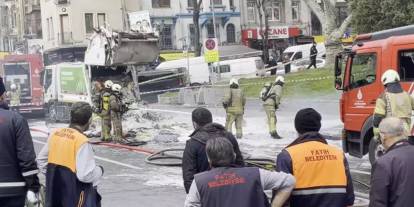Fatih'te çöp kamyonu bomba gibi patladı: Cadde savaş alanına döndü, trafik durdu...
