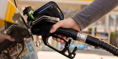 Araç sahiplerinin yüzü güldü: Motorin ve benzine indirim geldi!