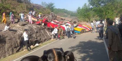 Yolcu otobüsü 30 metrelik yükseklikten aşağı uçtu: 15 kişi kurtulamadı!