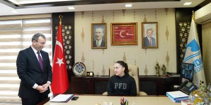 Başkan Ahmet Cin, koltuğu çocuklara devretti