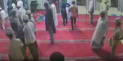 Camide namaz kılan cemaatin ödü koptu: Yılanı gören havaya sıçradı!