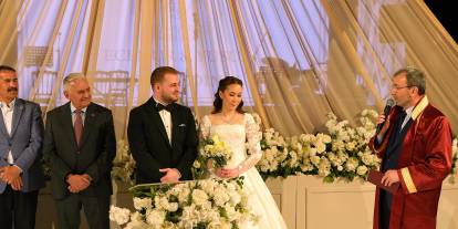 Özdemir ve Tek Ailelerinin Mutlu Günü: Evlatları Görkemli bir Düğün ile Dünyaevine Girdi