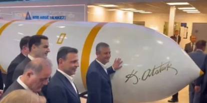 CHP Lideri Özel hayranlığını gizleyemedi: SAHA Expo 2026 ziyaretinde Yıldırımhan'ın önünde poz verdi