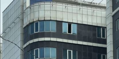 Bıçaklanıp hastaneye kaldırılan genç, 10. kattaki pencereden düşerek hayatını kaybetti